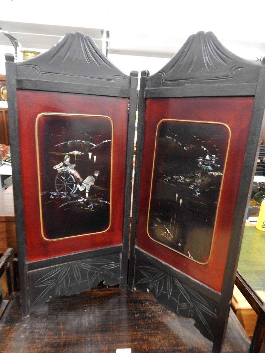 Small Oriental two-fold lacquer screen and a three-shelf book rack (2)