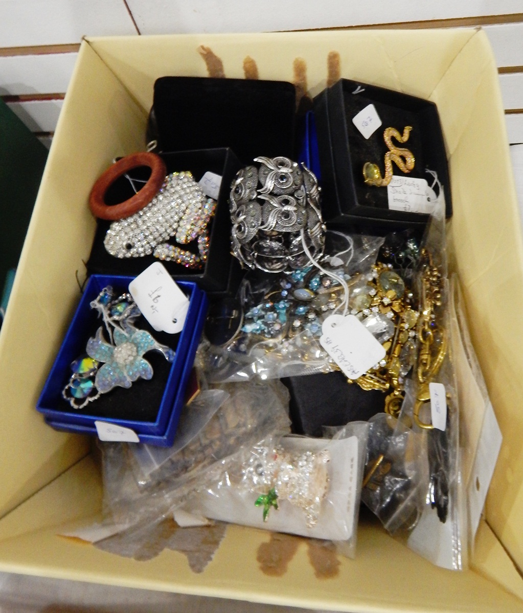 Large quantity of modern costume jewellery including a diamante frog bangle, an owl bangle,