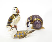 Royal Crown Derby Imari pattern paperweight puffin with gold stopper,