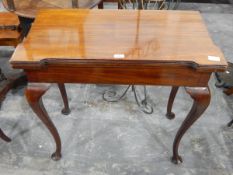 Georgian-style mahogany foldover top card table with reeded edge, baize lined interior,