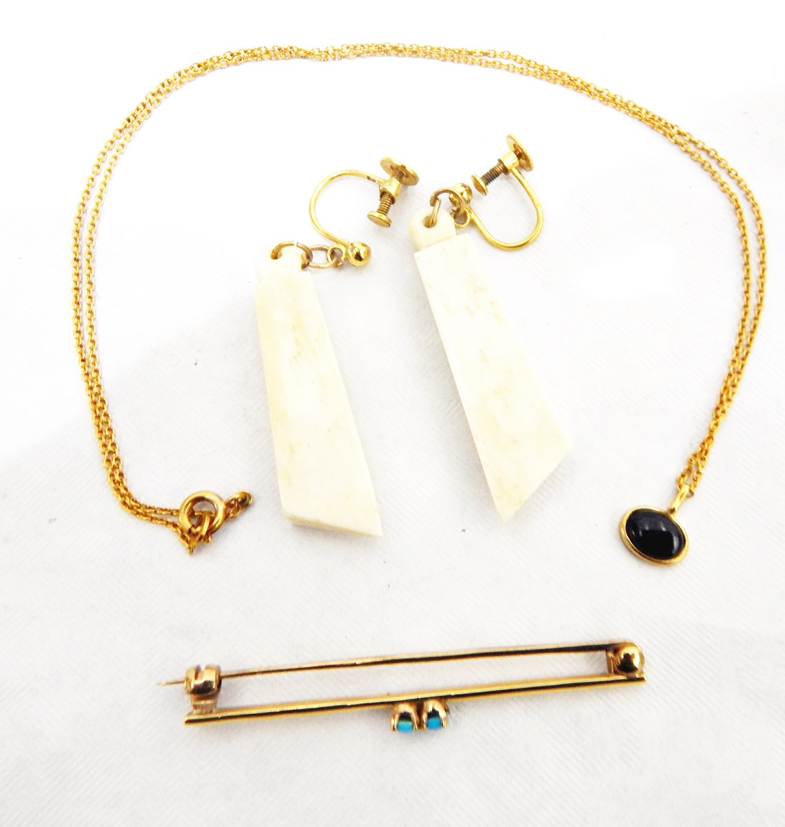 Gold-coloured metal and turquoise bar brooch set two small turquoise,