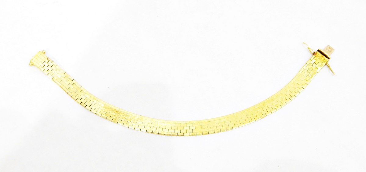 Gold textured brick-link bracelet marked 585, approx. 21.