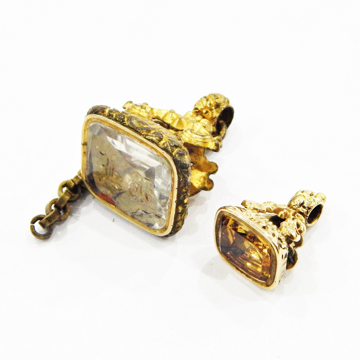 19th century gold-coloured metal seal set with citrine,