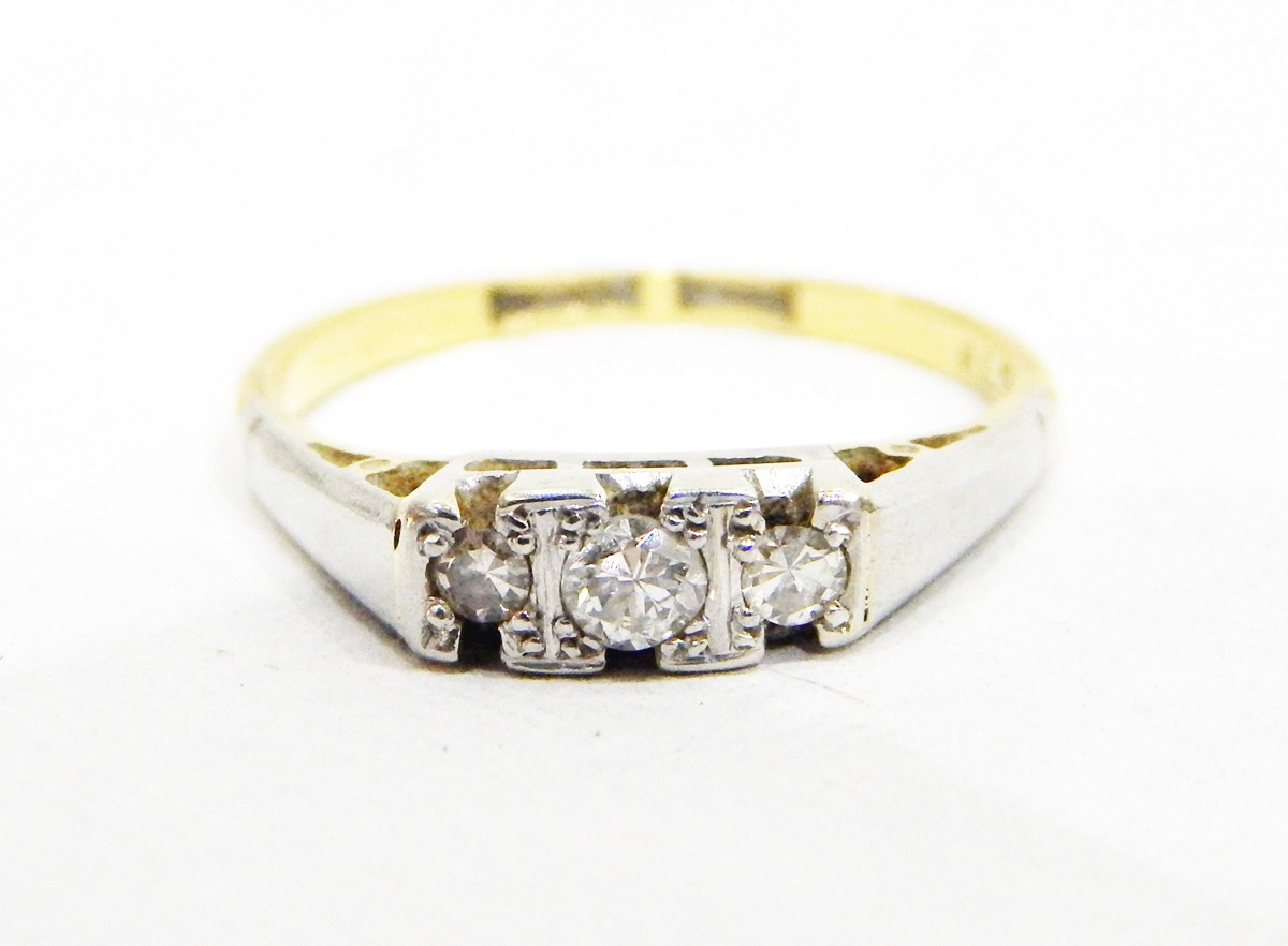 Gold three-stone diamond ring,