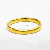 22ct gold wedding band, approx.