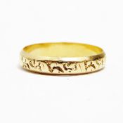 Victorian 18ct gold wedding ring with floral decoration, approx.