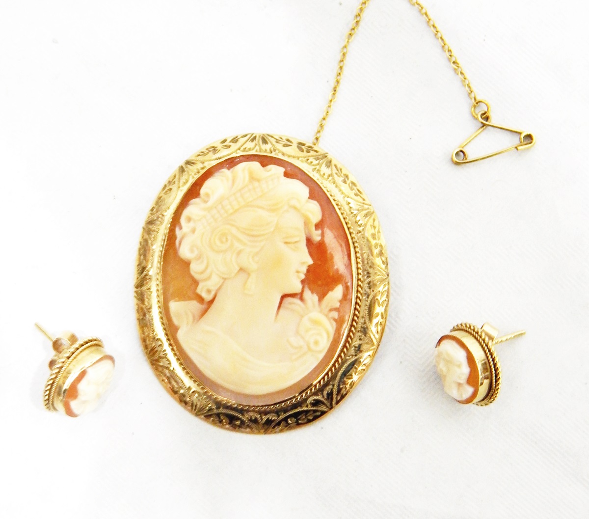 9ct gold cameo brooch with engraved border and pair of cameo earrings