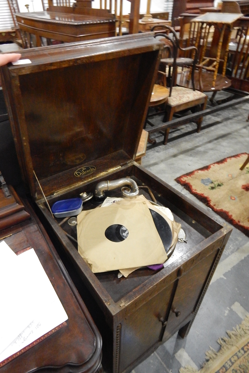 Dulceola gramophone, the rising top enclosing the turntable,