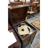 Dulceola gramophone, the rising top enclosing the turntable,