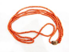 Double string of coral beads on gold-coloured metal clasp (Lot withdrawn)