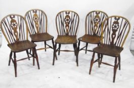 Harlequin set of five hoop back Windsor chairs with pierced wheel splats,