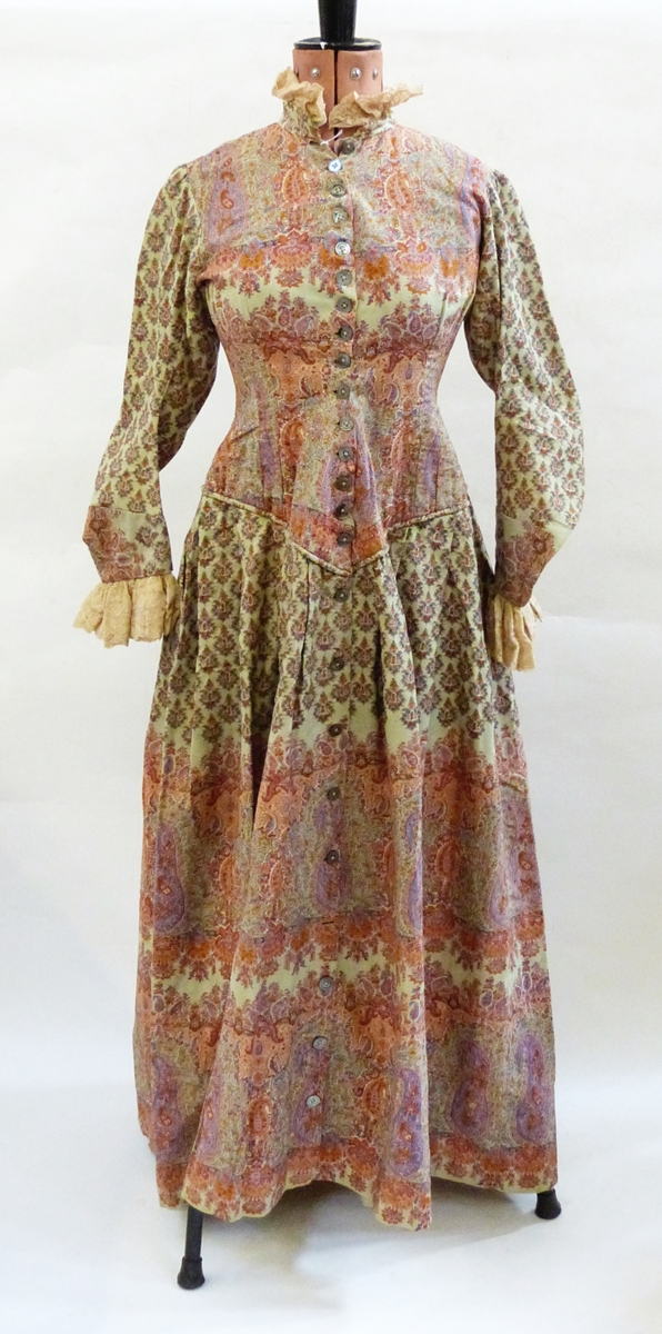 Victorian woollen gown, paisley pattern with lace trimming on collar and cuffs,