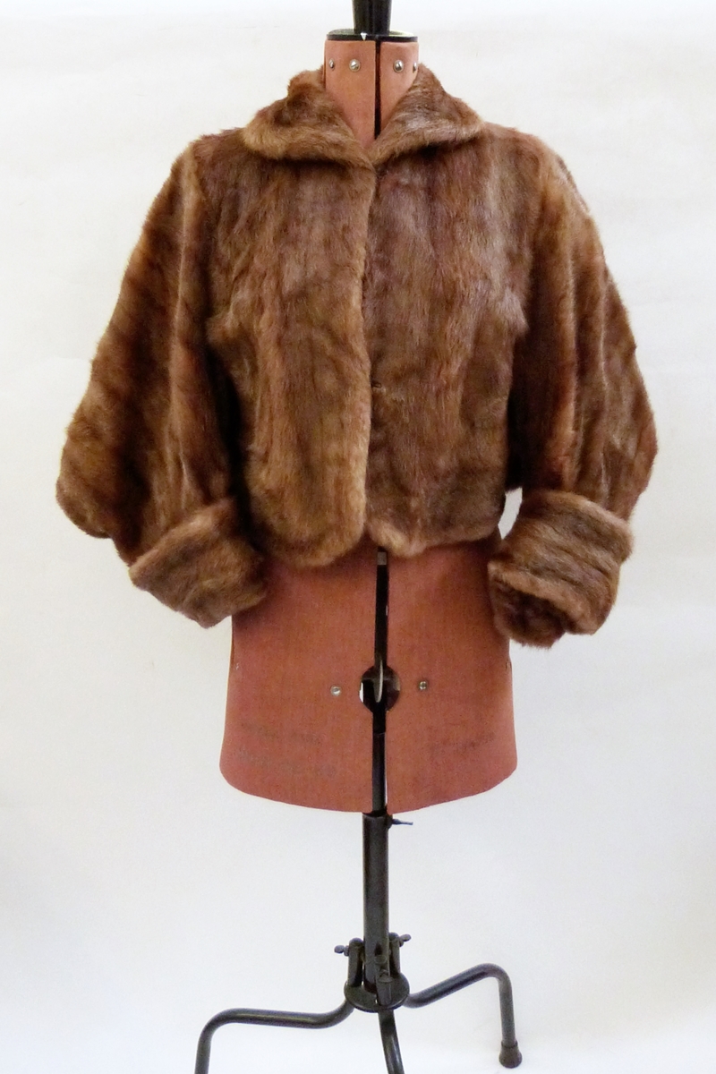 Various vintage fur items including a mink jacket, a mink stole, an ermine cape, another, - Image 2 of 3