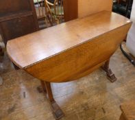 20th century Cotswold made oak drop-leaf dining table in Arts & Crafts style, circular,