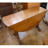 20th century Cotswold made oak drop-leaf dining table in Arts & Crafts style, circular,