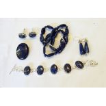 Quantity of lapis lazuli jewellery comprising a necklace, a brooch, a bracelet,