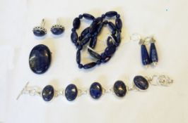 Quantity of lapis lazuli jewellery comprising a necklace, a brooch, a bracelet,