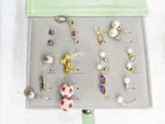 Large quantity of earrings including silver,