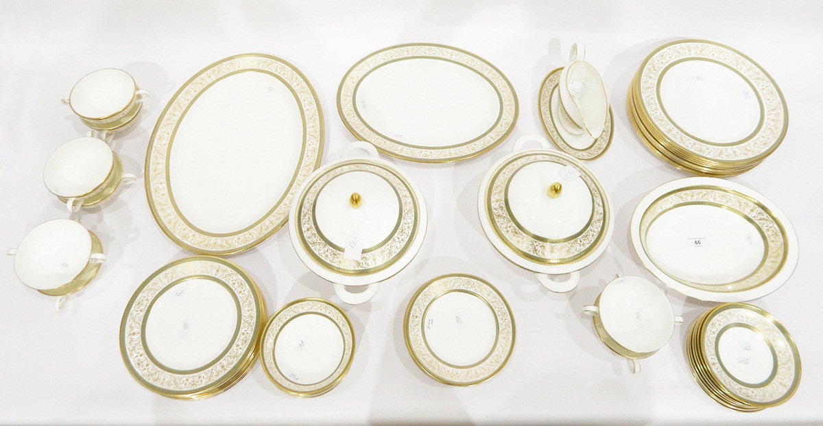 Minton 'Aragon' pattern dinner service including graduated plates, soup bowls, saucers,