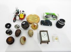 Three hardstone eggs including a serpentine and a fossilised example, a brass-cased carriage clock,