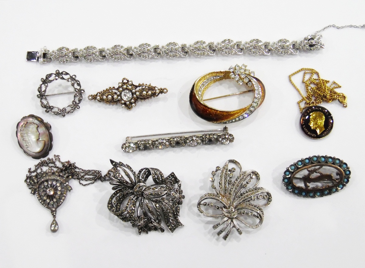 Small collection of costume jewellery including a white metal belle-epoque style paste pendant,