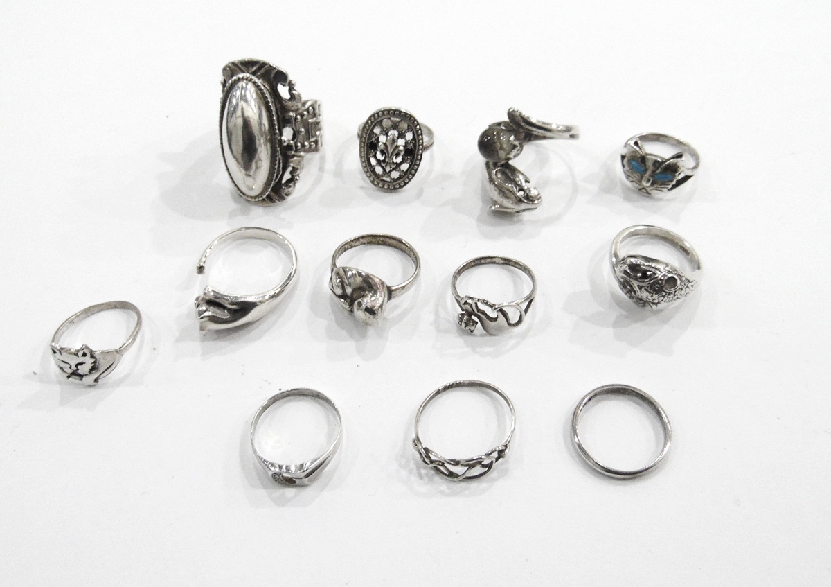 Collection of silver and other rings including examples decorated with cats - Image 2 of 2