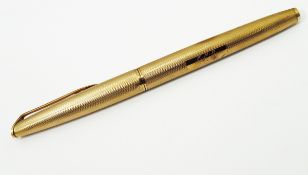 Fountain pen with 18K gold nib and in 9ct gold engine-turned case