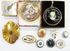 Stratton compact in original box, various other compacts, a small quantity of costume jewellery,