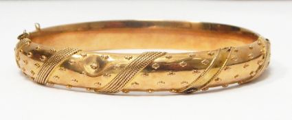 Victorian gold-coloured hinged bangle with twisted wire decoration, marked 15, 13.5g approx.