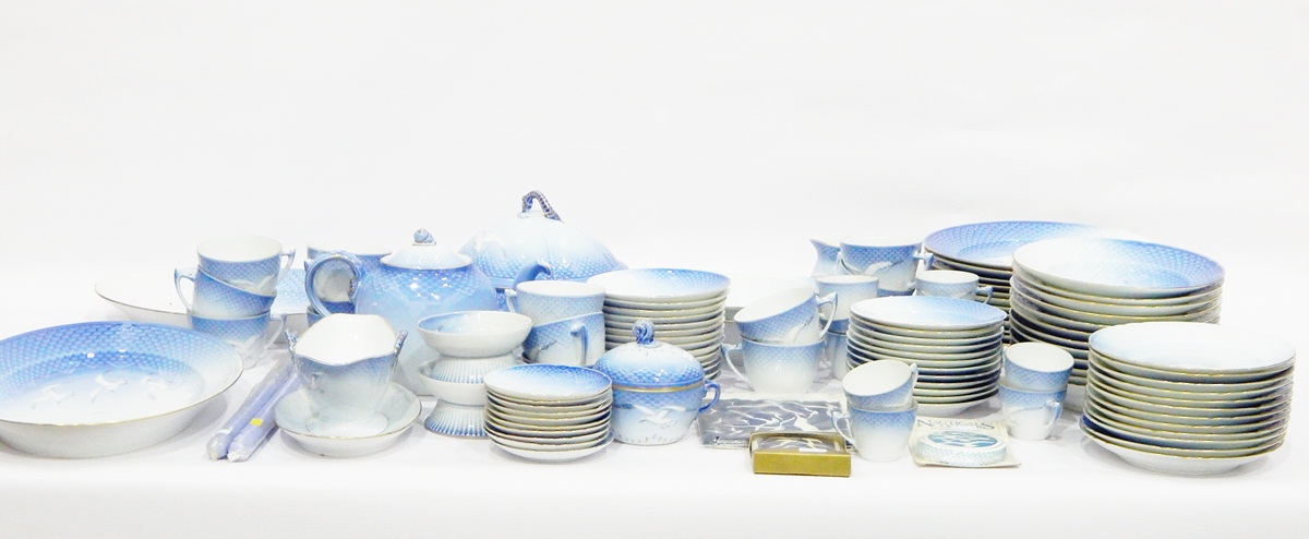 Bing and Grondahl porcelain part tea/coffee set, Seagull pattern, comprising cups and saucers,