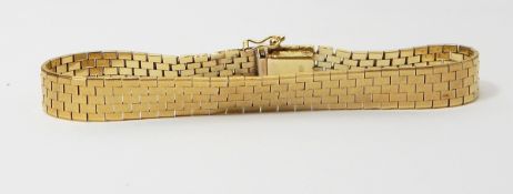 Gold textured brick-link bracelet marked 585, approx. 21.