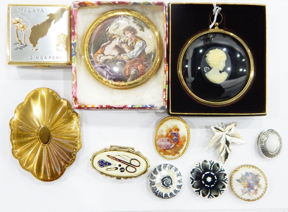 Stratton compact in original box, various other compacts, a small quantity of costume jewellery, - Image 2 of 2