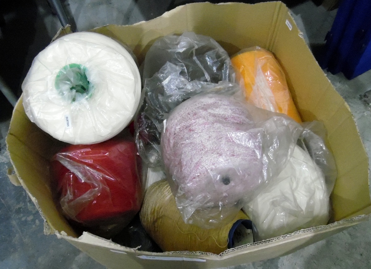 Large quantity of various colours of spinning wool (1 box) - Image 2 of 2