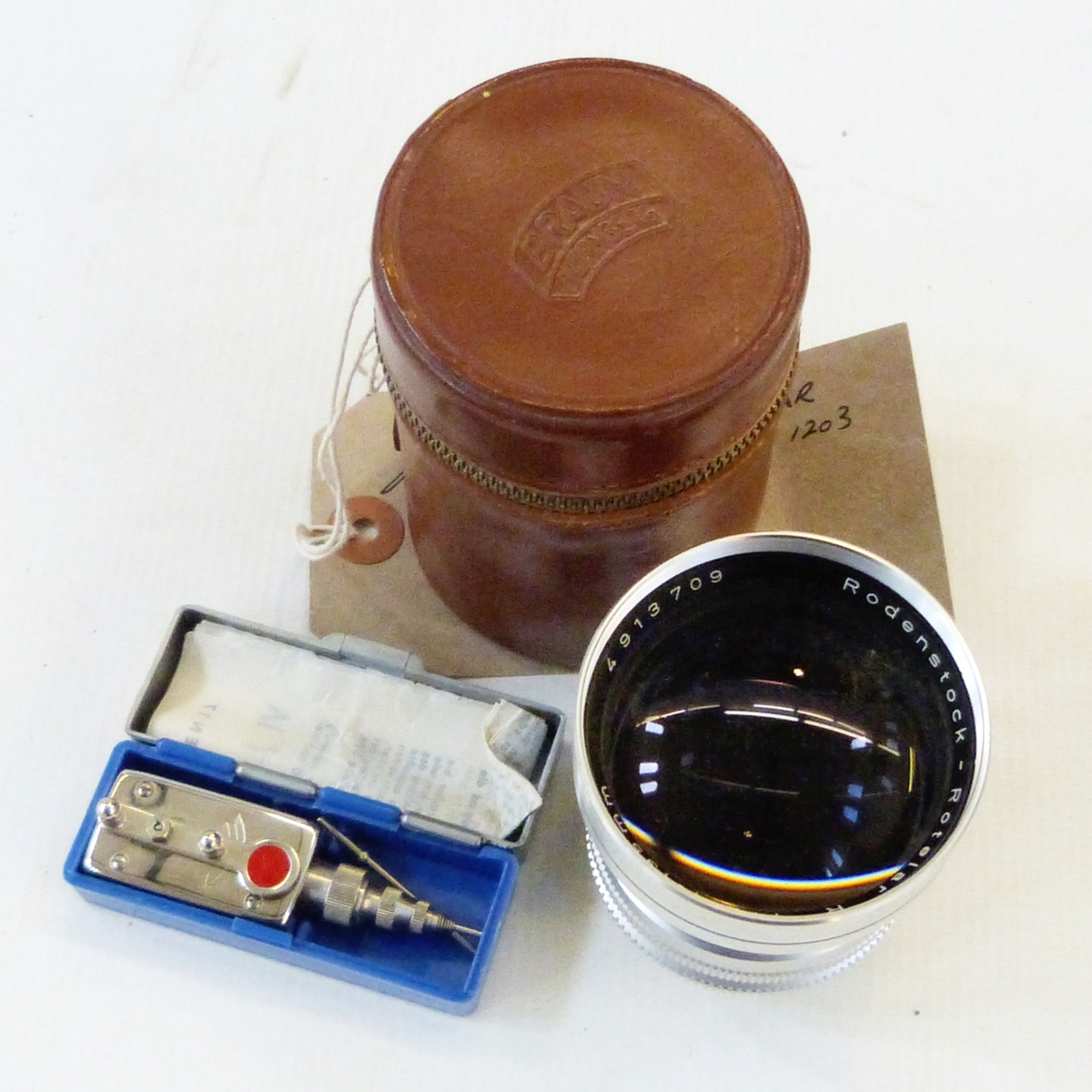 Rodenstock-Rotelar 1:4 F=135mm lens no.4913709, in fitted case and a Autoknips IV timer (2)