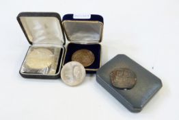 Medallion commemorating the World Cup in Mexico 1970, a Panama 5 Balboas coin, a Venezuelan 10