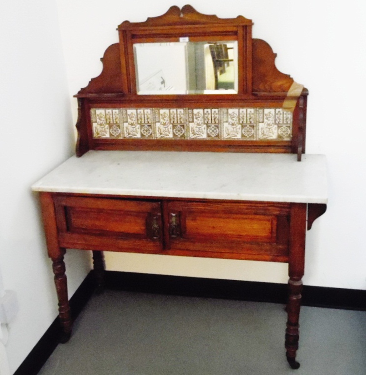 Edwardian marble-top washstand, the backboard having bevelled mirror and tiled splashback,