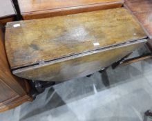 18th century oak fall-flap gateleg table on baluster turned supports,