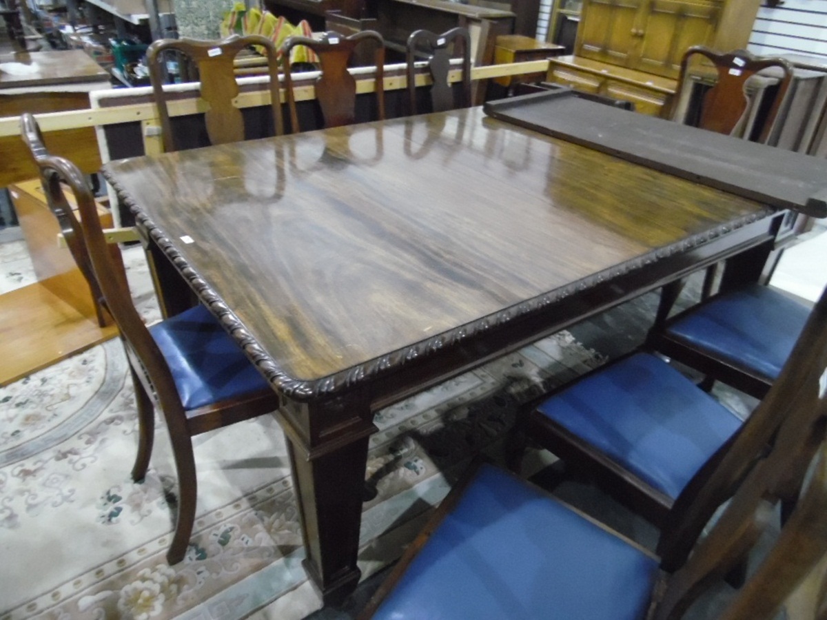 Edwardian mahogany wind-out extending dining table having gadrooned moulded edge,