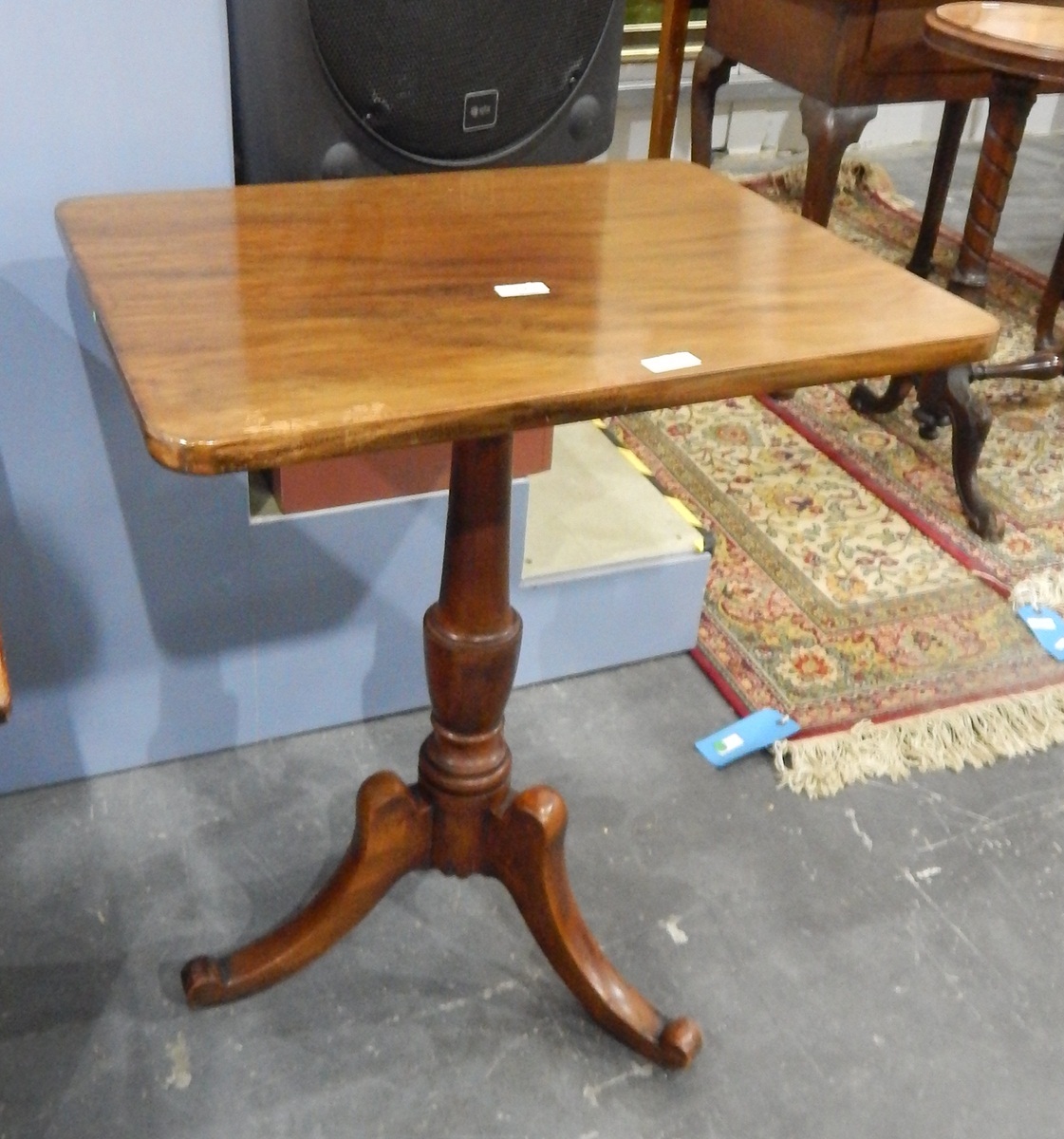 19th century mahogany pedestal table on shaped tripod supports