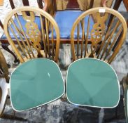 Set of four wheel-back Windsor kitchen chairs (4)