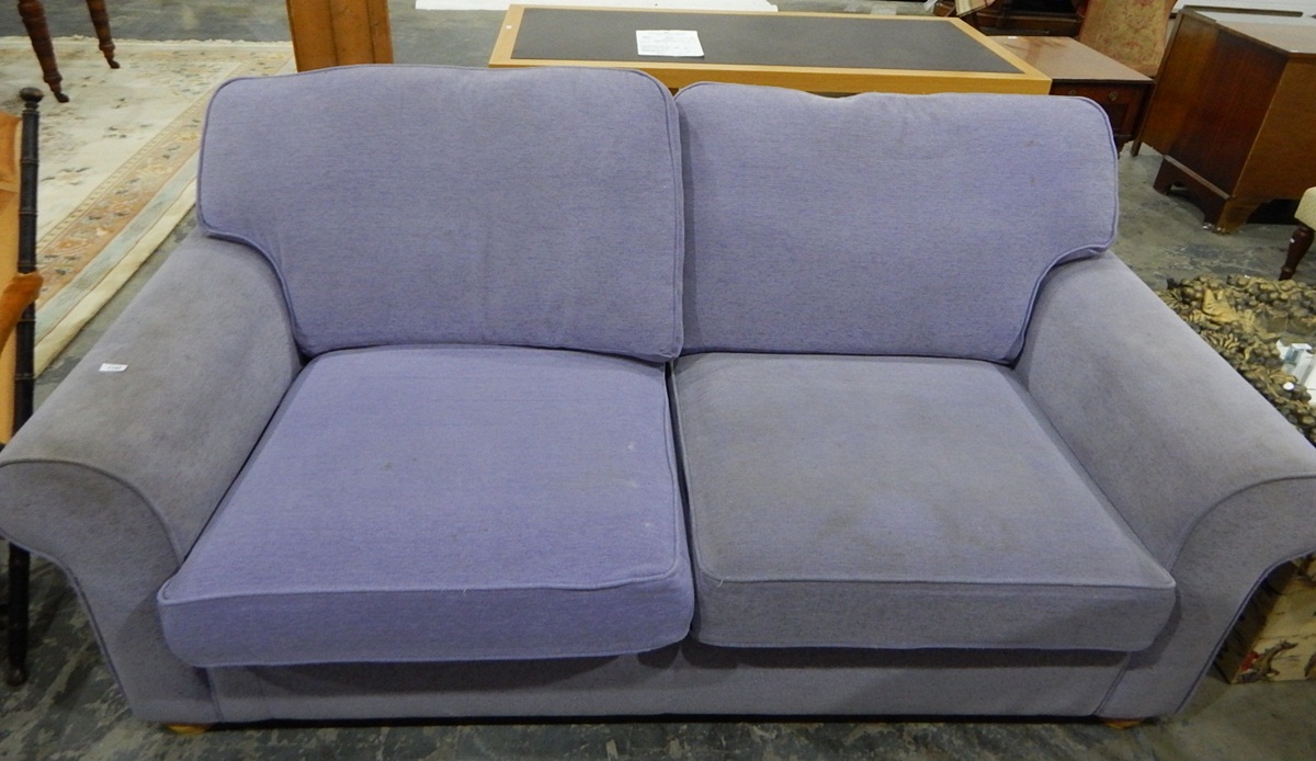 Three-seat settee with loose cushions