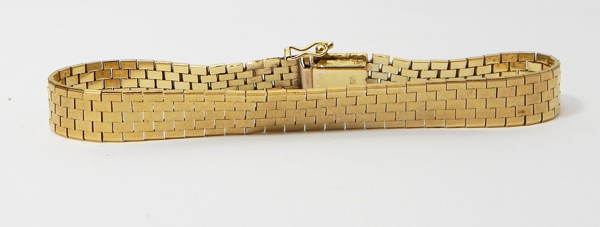Gold textured brace-link bracelet, marked 585, approx. 21.