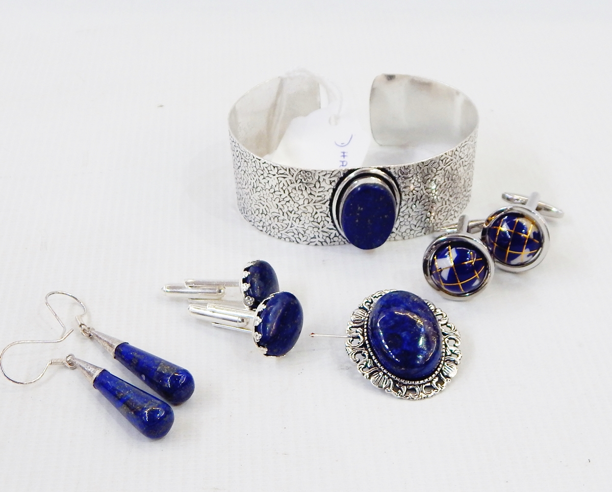Silver-coloured metal and lapis lazuli mounted bracelet, earrings,