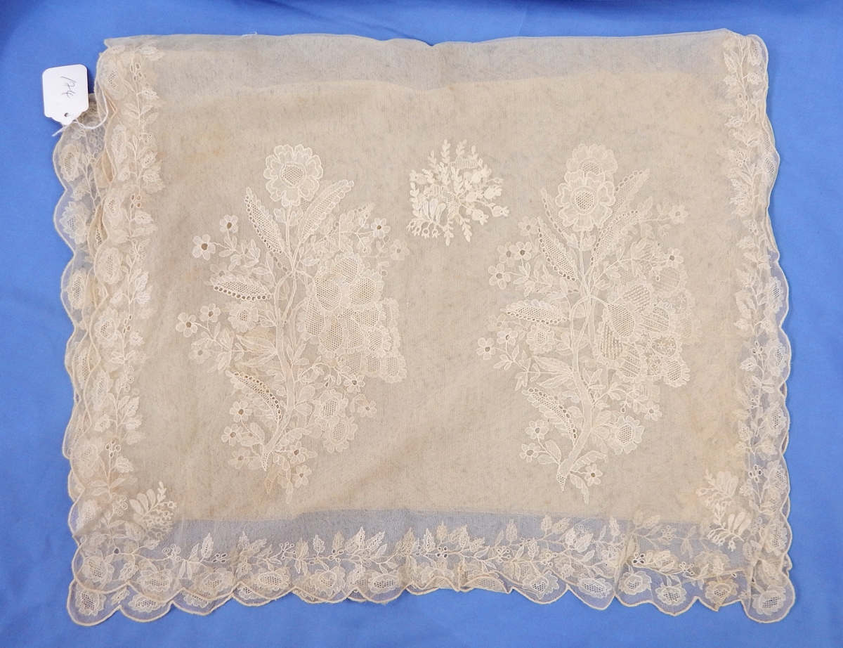 Undyed lace wedding veil,