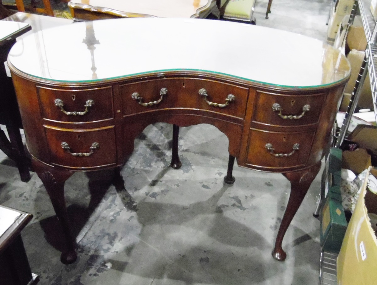 Mahogany kidney-shaped dressing table with cross-banded border top,