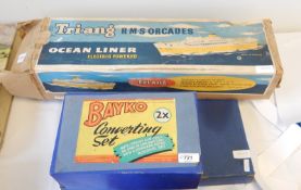 Bayko converting set and a Triang electronic powered ocean liner (3)