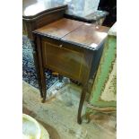 Edwardian mahogany inlaid fold-out card table, the hinged lid enclosing compartment,