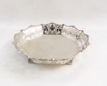 Mappin & Webb silver fruit bowl of octagonal form, having pierced rim, Sheffield 1943, 23.