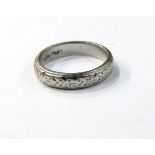 Platinum wedding ring with engraved decoration, marked plat., approx. 5.