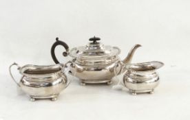 Silver three-piece teaset by Harrison Bros & Howson, London 1912/13, comprising teapot,